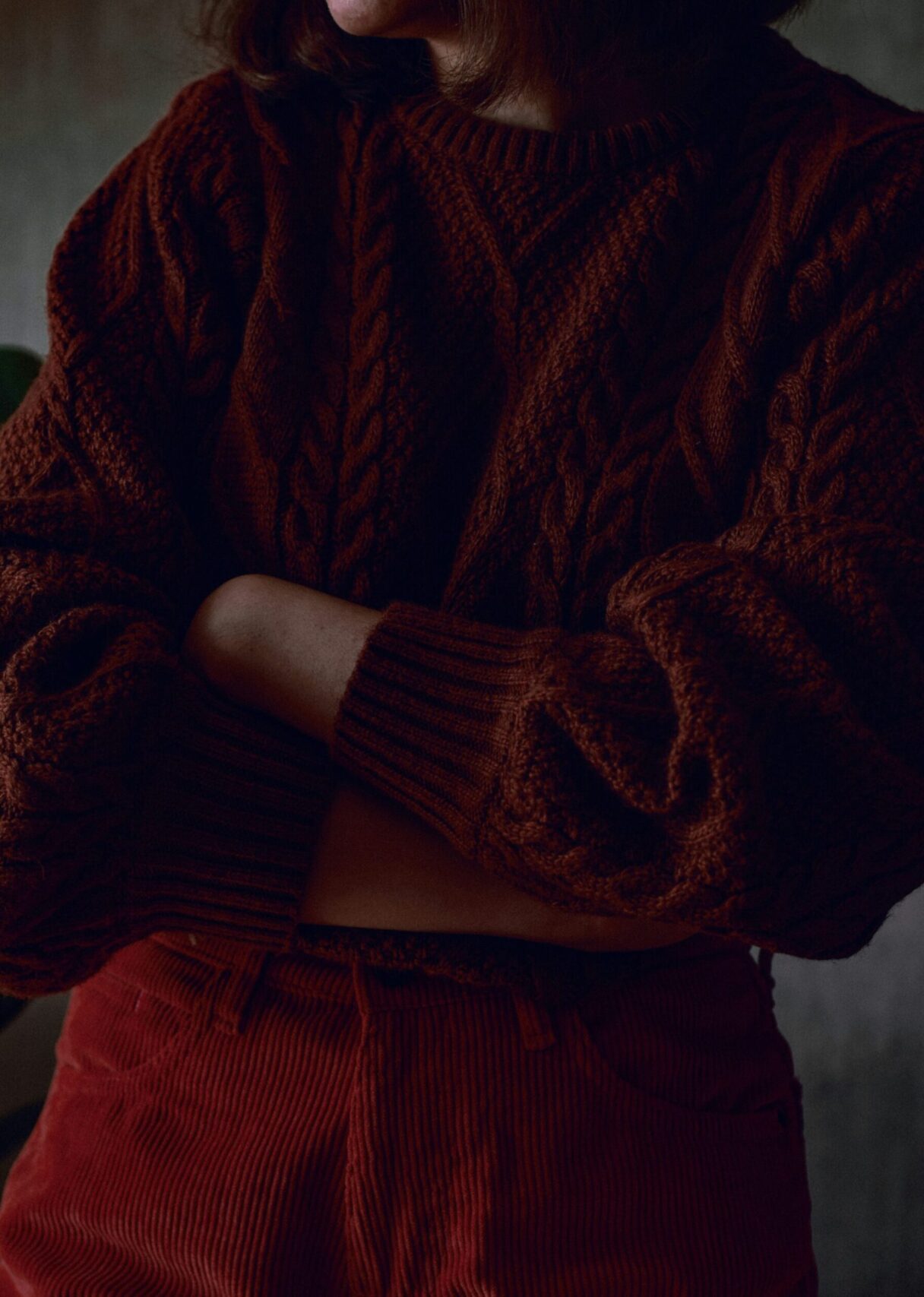 Herbstmode Burgunderroter Strickpullover